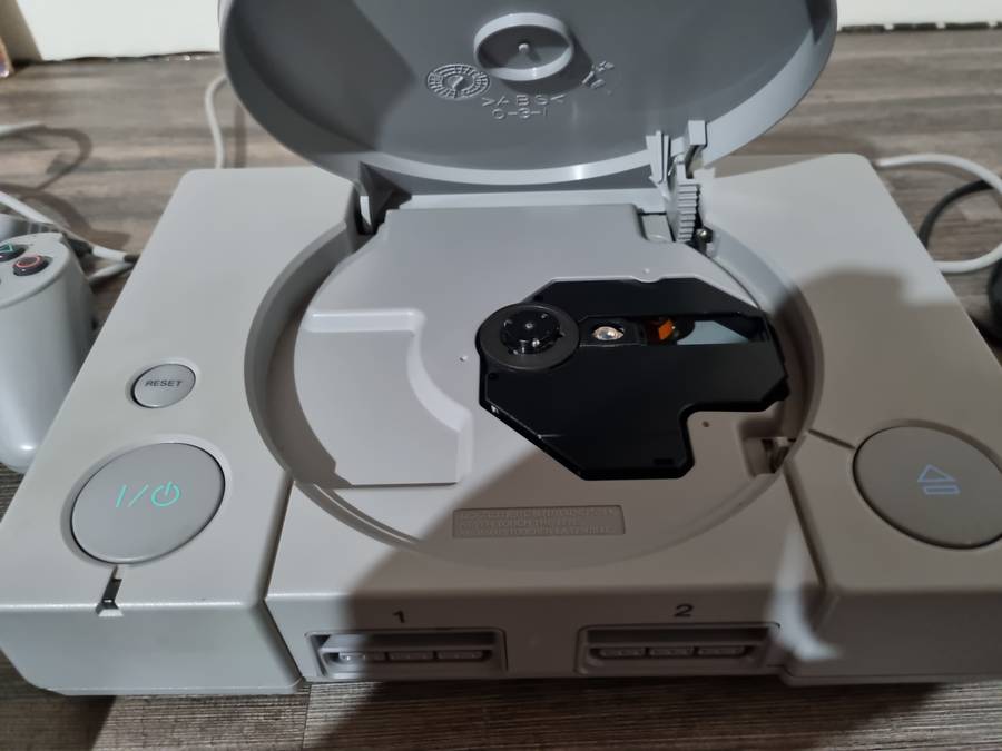 Original Playstation 1 - chipped with memory card and one working controller