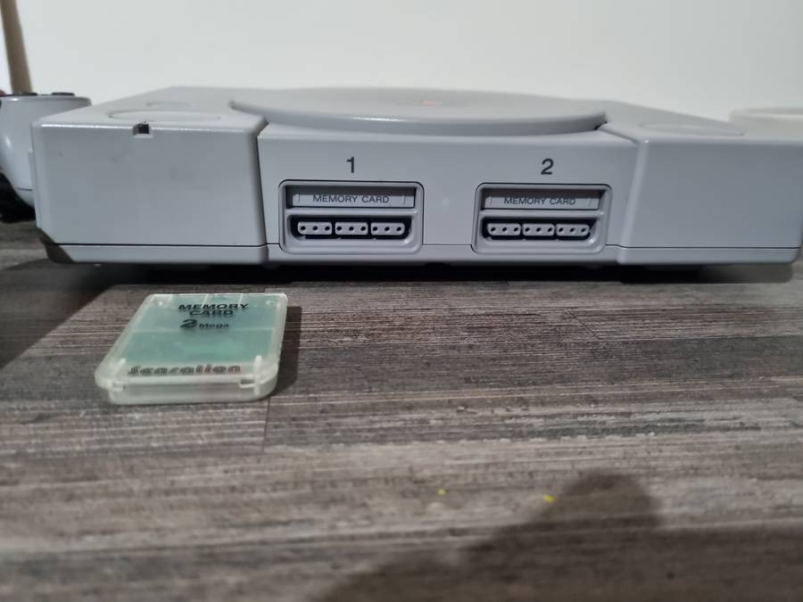 Original Playstation 1 - chipped with memory card and one working controller