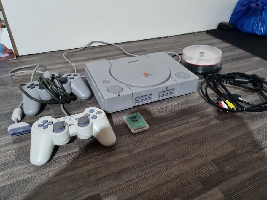Original Playstation 1 - chipped with memory card and one working controller