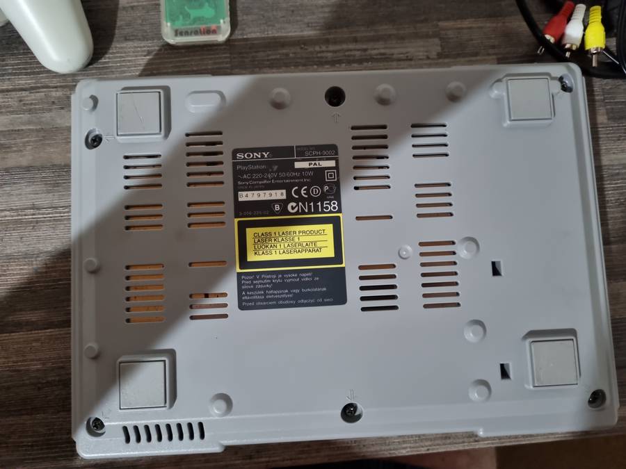 Original Playstation 1 - chipped with memory card and one working controller