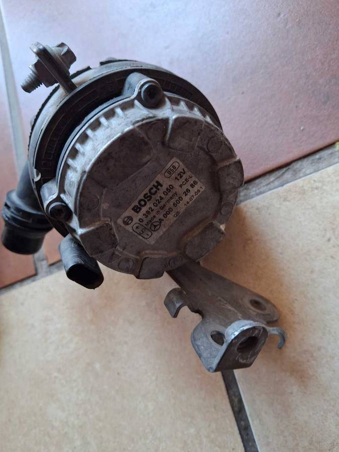Mercedes benz W205 auxiliary water pump