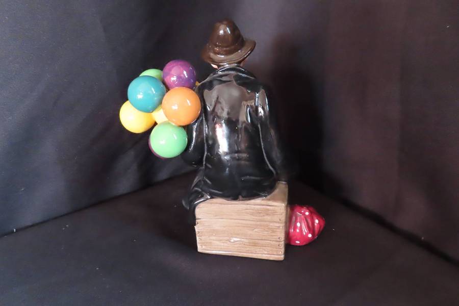 Royal Doulton Figurine The Balloon Man HN1954