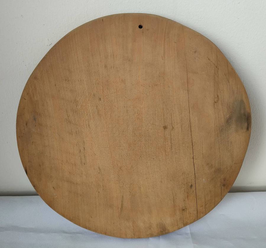 Primitive antique bread cutting board - 280 mm diameter - hand carving