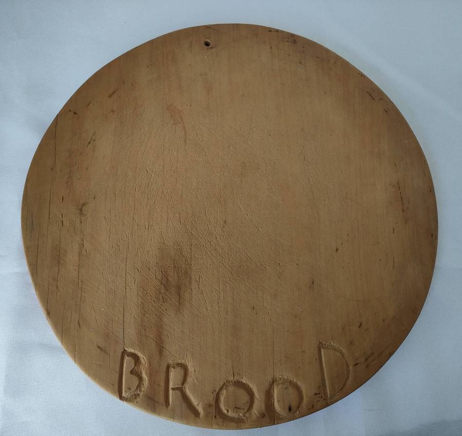Primitive antique bread cutting board - 280 mm diameter - hand carving