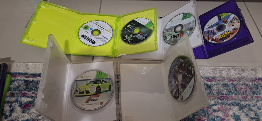 Xbox 360 S Bundle  Console + 2 Controllers + Kinect + 14 Games