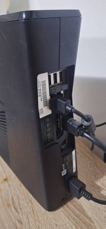 Xbox 360 S Bundle  Console + 2 Controllers + Kinect + 14 Games