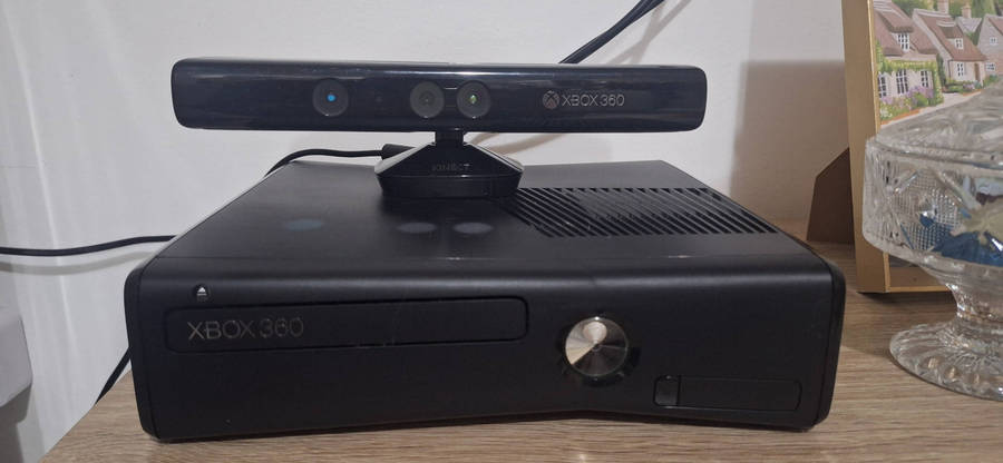 Xbox 360 S Bundle  Console + 2 Controllers + Kinect + 14 Games