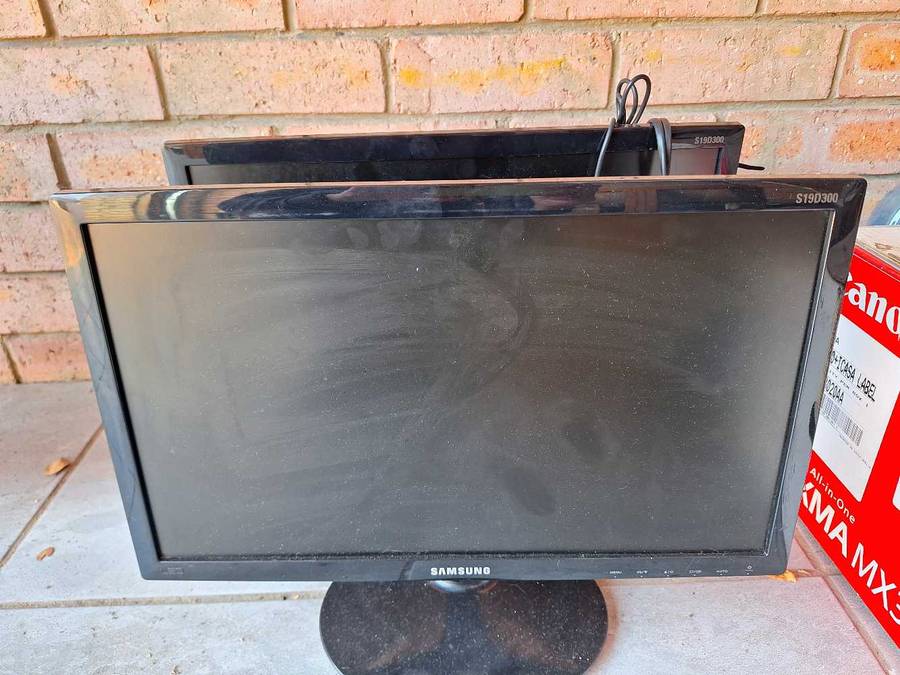 Samsung S19D300NY Monitor x2