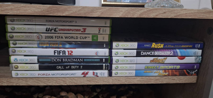 Xbox 360 S Bundle  Console + 2 Controllers + Kinect + 14 Games