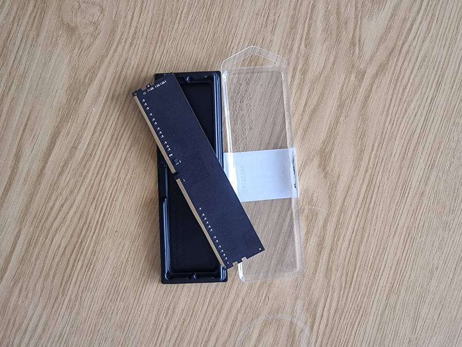 DATO DDR4 RAM 8GB 2400MHz, PC4 288-Pin Non-ECC unbuffered dimm, Desktop Memory Module Used like new