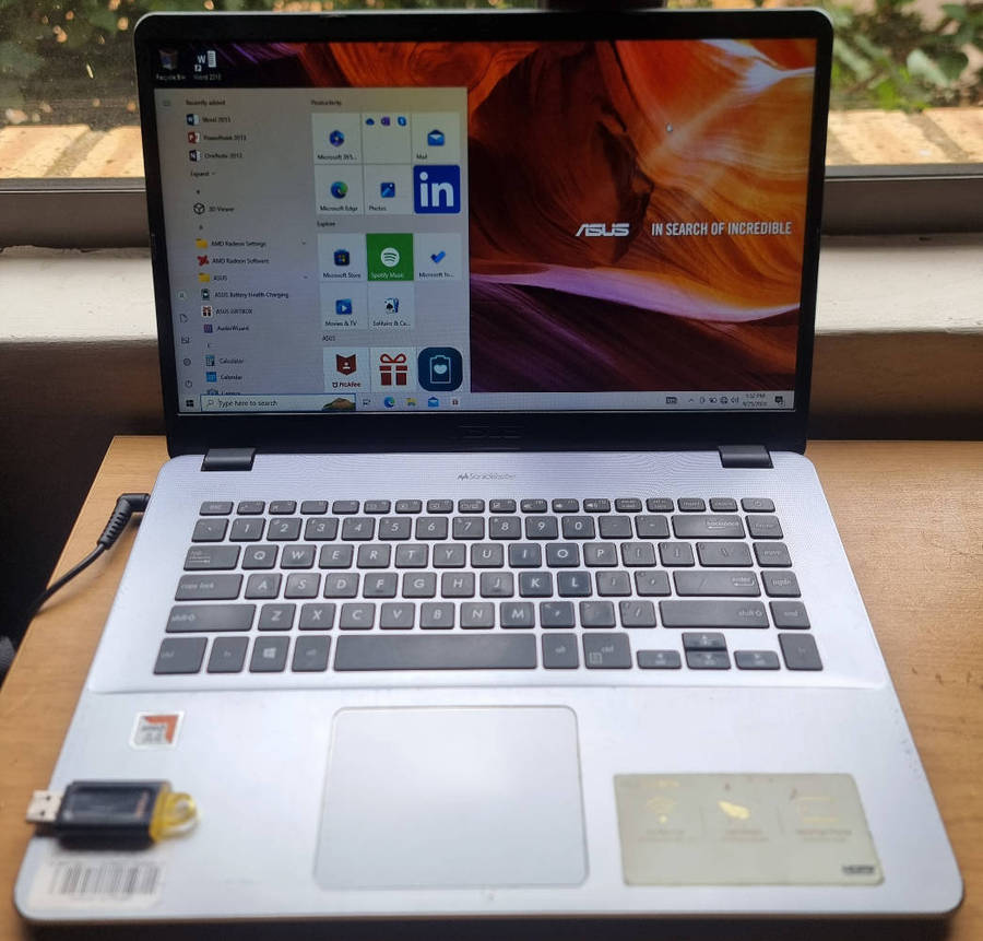 Asus vivobook amd radeon R3 laptop 8gb ram,500gb