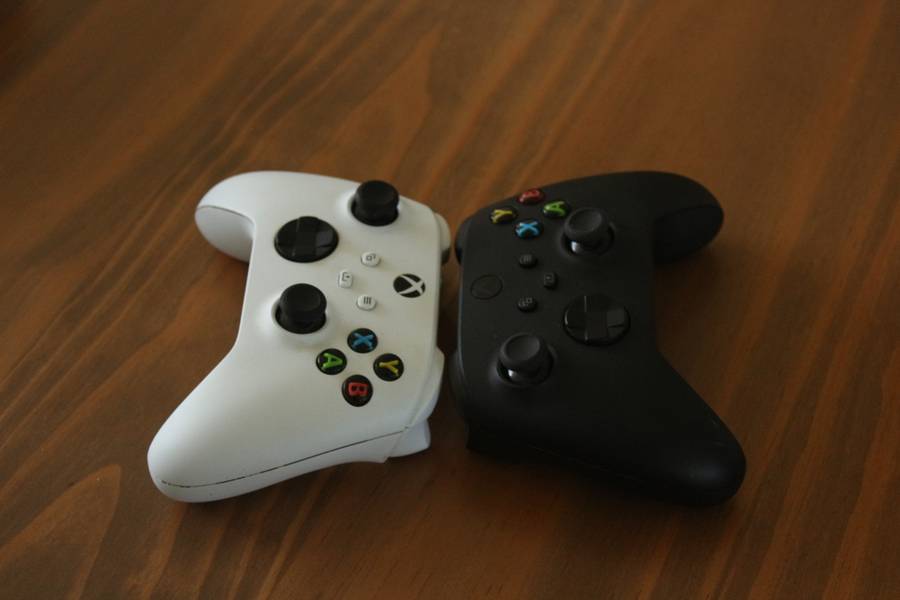 Xbox Series S + 2 Controllers