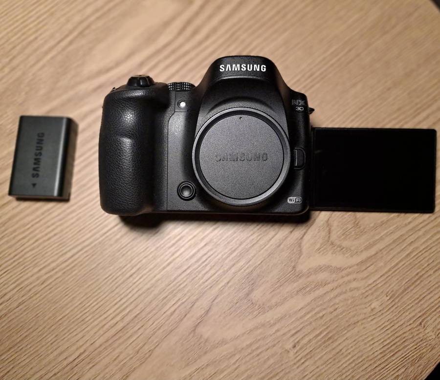 NEW Samsung NX30 Camera Body+2X BATTERY+STRAP+BAG