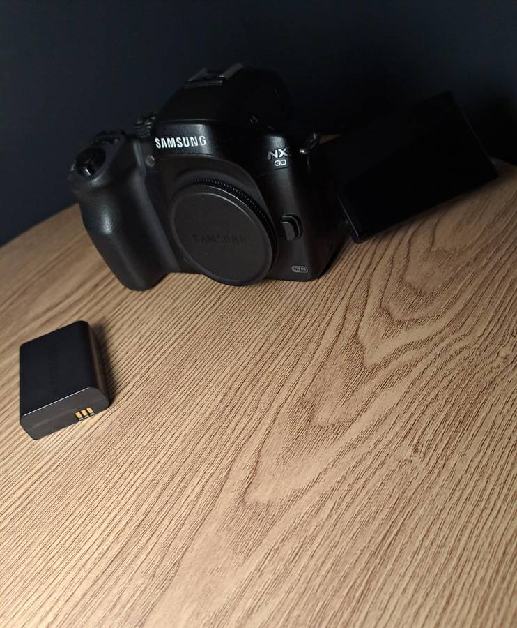 NEW Samsung NX30 Camera Body+2X BATTERY+STRAP+BAG