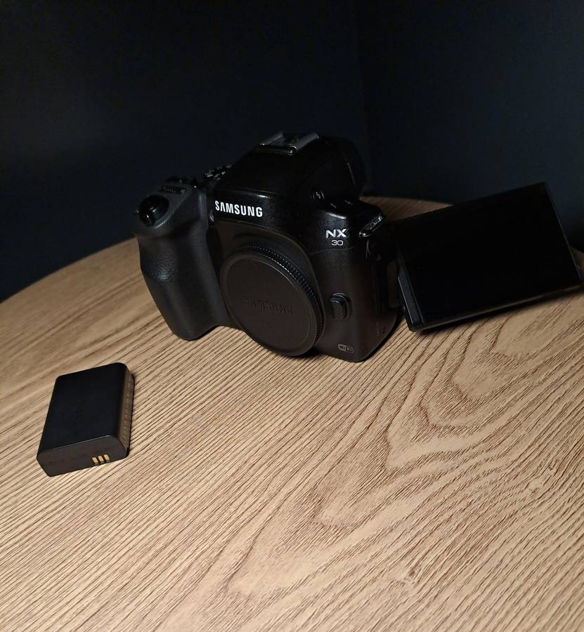 NEW Samsung NX30 Camera Body+2X BATTERY+STRAP+BAG