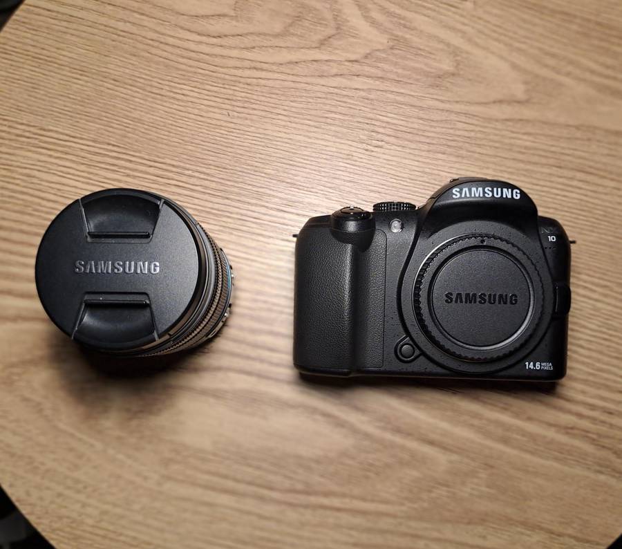 NEW SAMSUNG NX10 MIRROLESS CAMERA MEGA BUNDLE