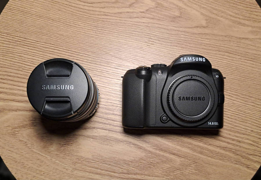 NEW SAMSUNG NX10 MIRROLESS CAMERA MEGA BUNDLE