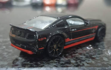 HOT WHEELS '10 FORD SHELBY GT 500