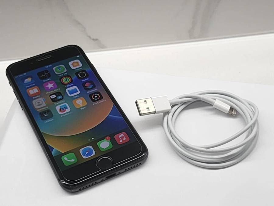 Apple iPhone 8 - 64GB - 100% Battery Health + FREE Wireless Earphones & Charging Dock!