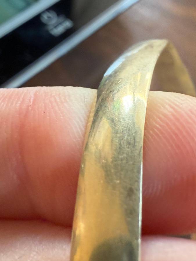 9CT GOLD BANGLE 9 GRAMS TOTAL