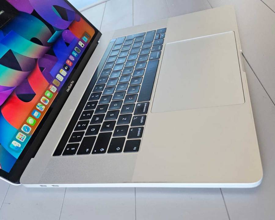 2018 MacBook pro touchbar i7 (15 inch)