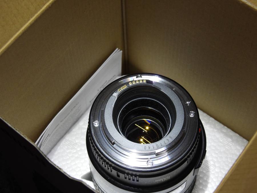 Canon EF 100mm f2.8 USM Macro Lens