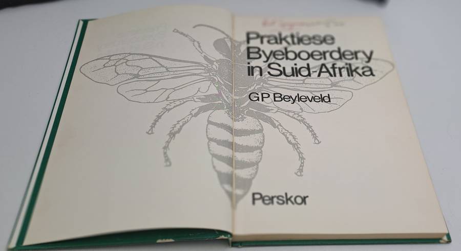 Pre-Owned : Praktiese Byeboerdery in Suid Afrika-GP Beyleveld ISBN 0 628 00965 8 (Bee keeping)