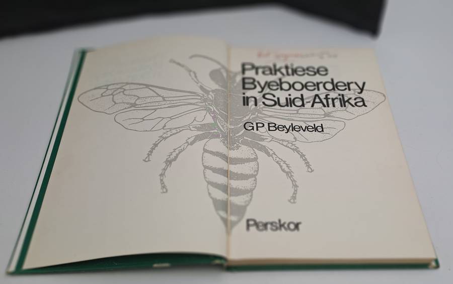 Pre-Owned : Praktiese Byeboerdery in Suid Afrika-GP Beyleveld ISBN 0 628 00965 8 (Bee keeping)