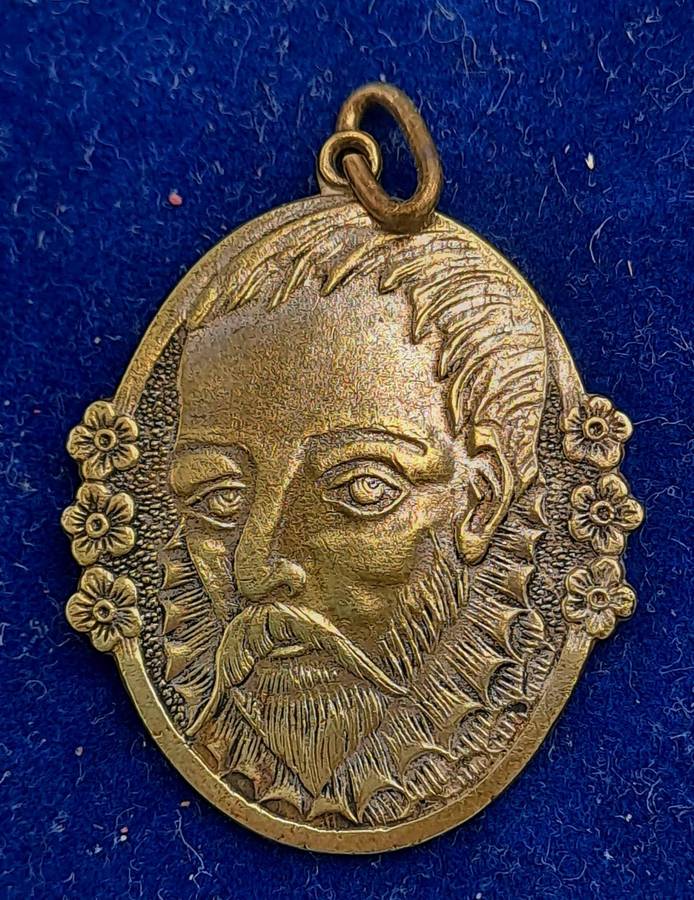 Old vintage Pendant showing portrait of William Shakespeare