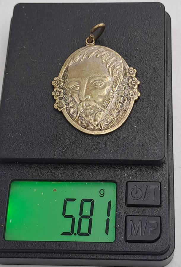 Old vintage Pendant showing portrait of William Shakespeare