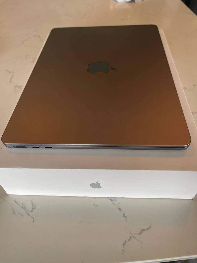 Apple Macbook Air M2 2022 (Like New)