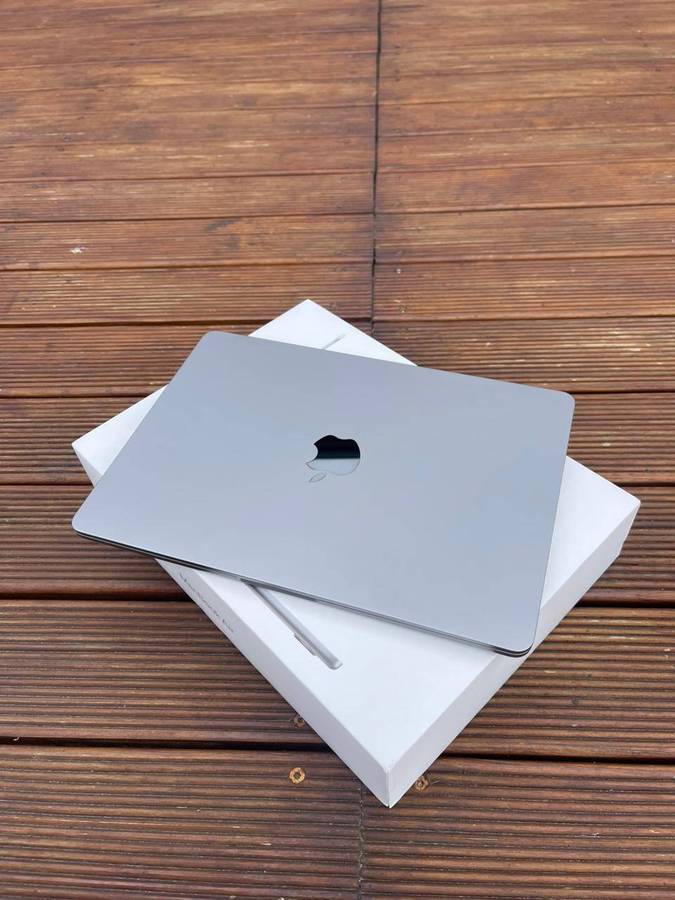 Apple Macbook Air M2 2022 (Like New)