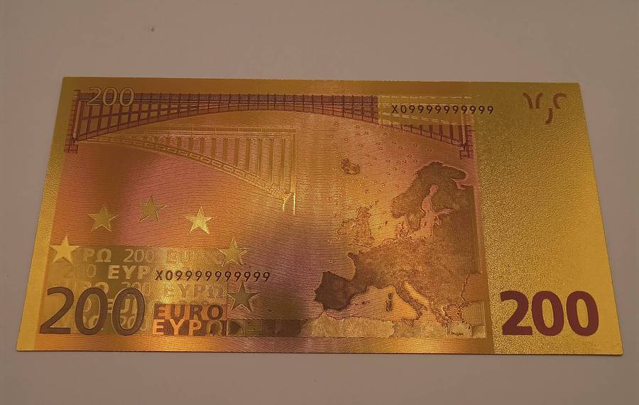 GOLD FOIL 200 EURO PLASTIC COLLECTABLE NOTE AND IDEAL FOR GIFTS