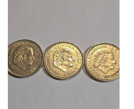 1971, 1973 and 1975 JULIANA KONINGIN DER NEDERLANDEN 1 GULDEN COINS - BID AS ONE LOT