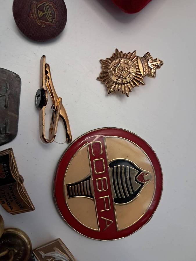 Job-lot of various badges/pins/buttons