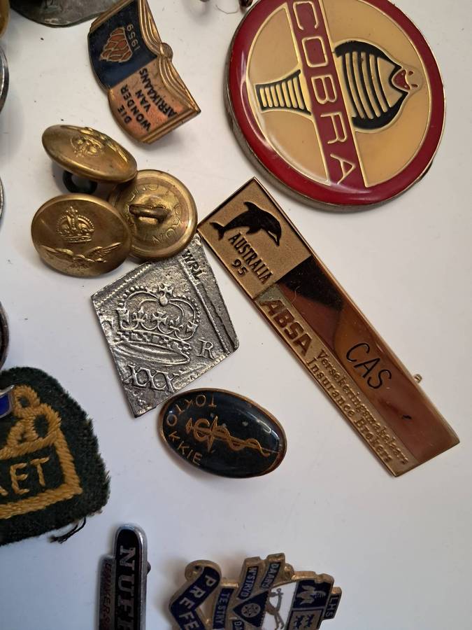 Job-lot of various badges/pins/buttons