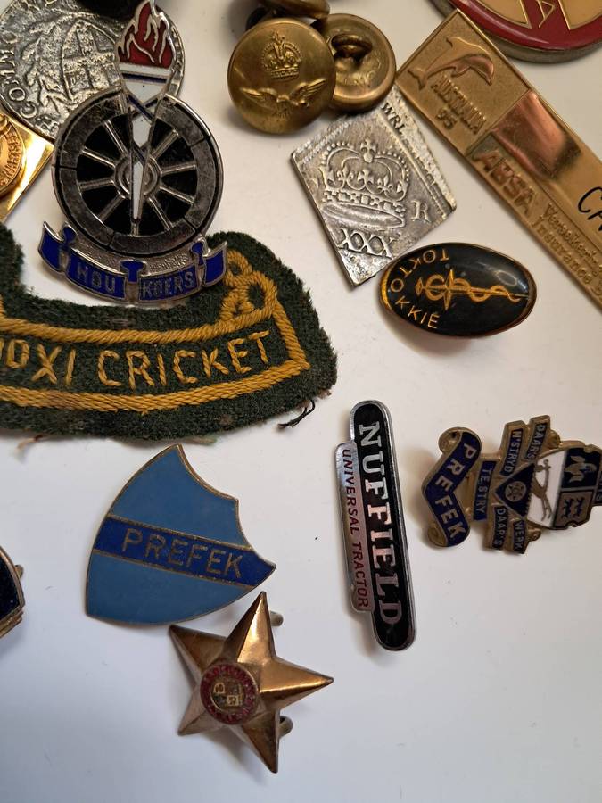 Job-lot of various badges/pins/buttons