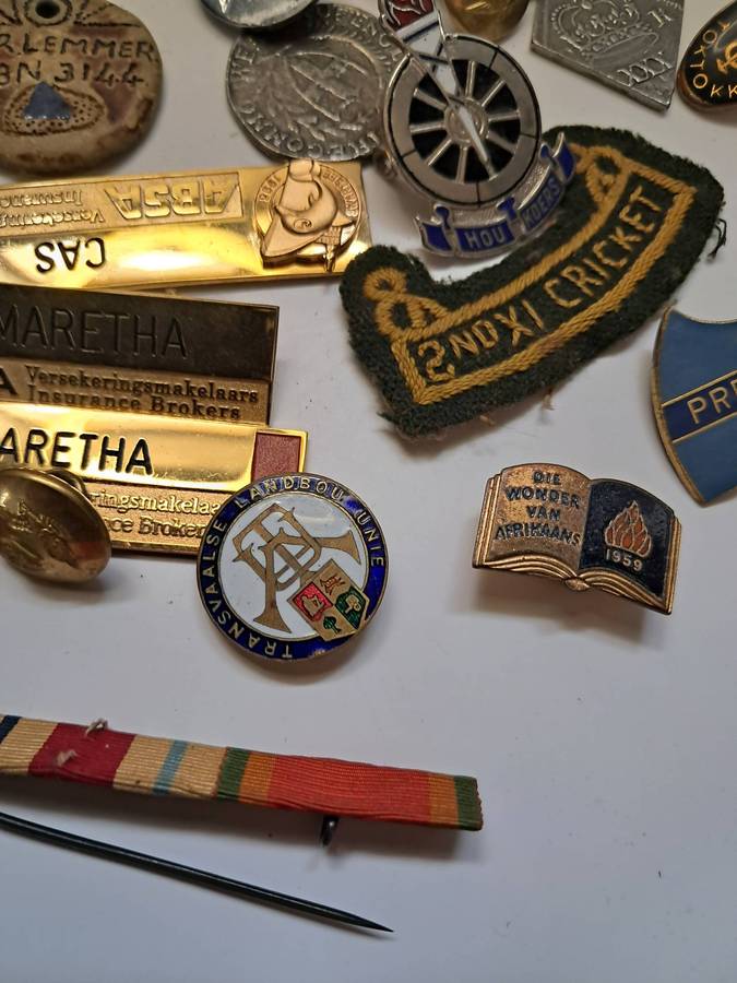 Job-lot of various badges/pins/buttons