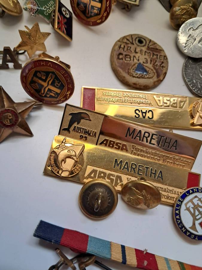 Job-lot of various badges/pins/buttons