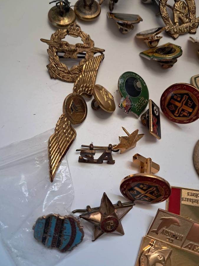 Job-lot of various badges/pins/buttons
