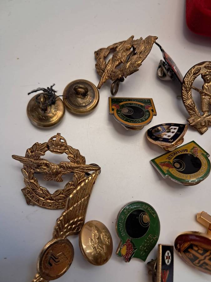 Job-lot of various badges/pins/buttons