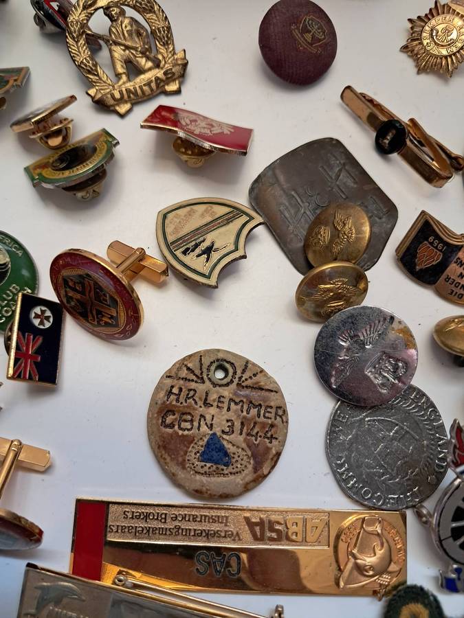 Job-lot of various badges/pins/buttons