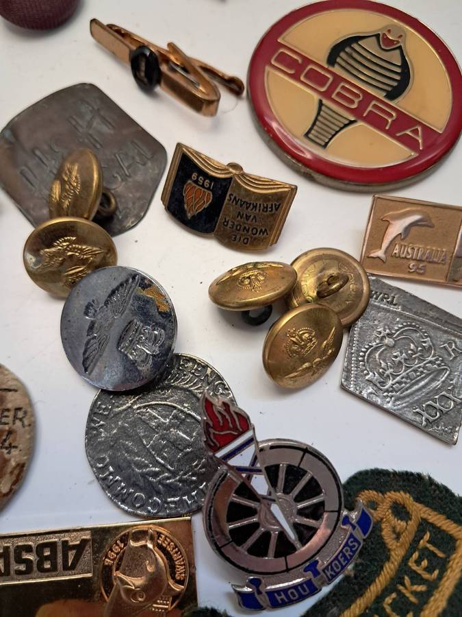 Job-lot of various badges/pins/buttons