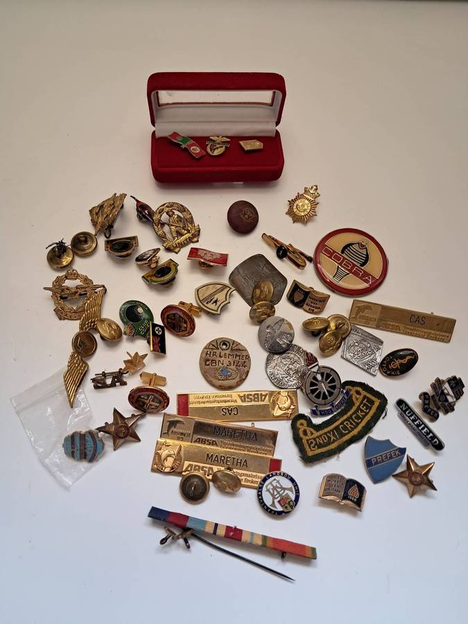 Job-lot of various badges/pins/buttons