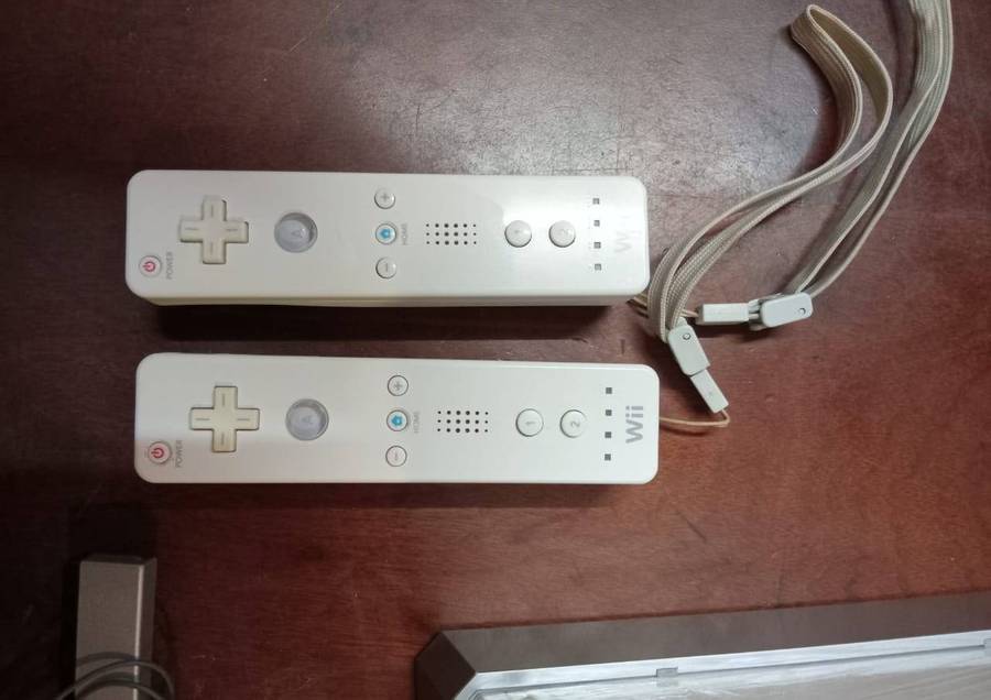 Nintendo Wii Console Bundle (Tested Working) - Super Mario Galaxy 2, 2 Remotes, Nunchuks & more!