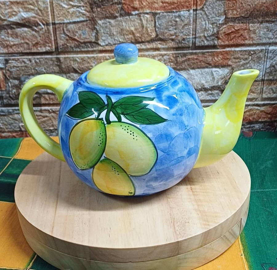 One Vintage Zrike teapot with a lemon design from the 1980s.