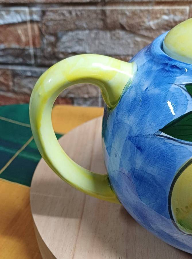 One Vintage Zrike teapot with a lemon design from the 1980s.