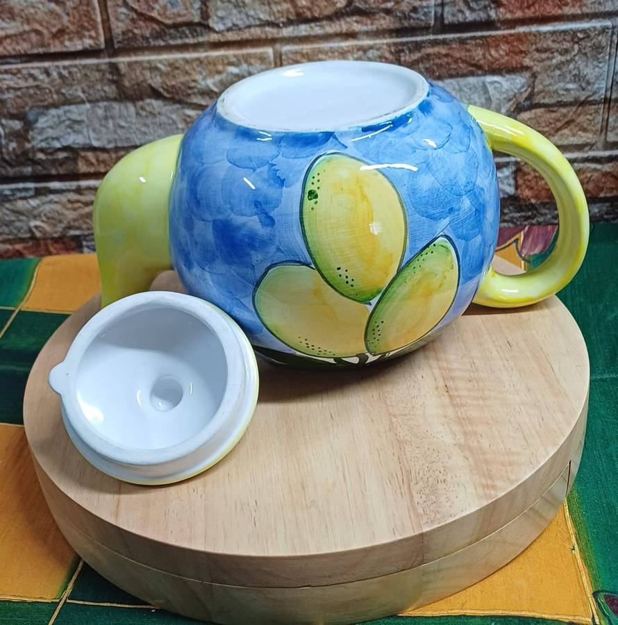 One Vintage Zrike teapot with a lemon design from the 1980s.