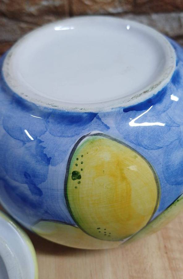 One Vintage Zrike teapot with a lemon design from the 1980s.