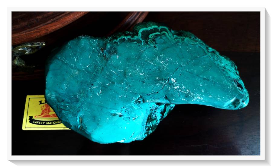 A Brilliant and Extra-Large Piece of Malachite Polished in its Natural Form 2KG or more - 18cm